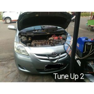 mobil toyota yaris sedang di tune up