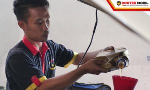 Urutan dan Cara Mengecek Oli Mobil dengan Baik dan Benar