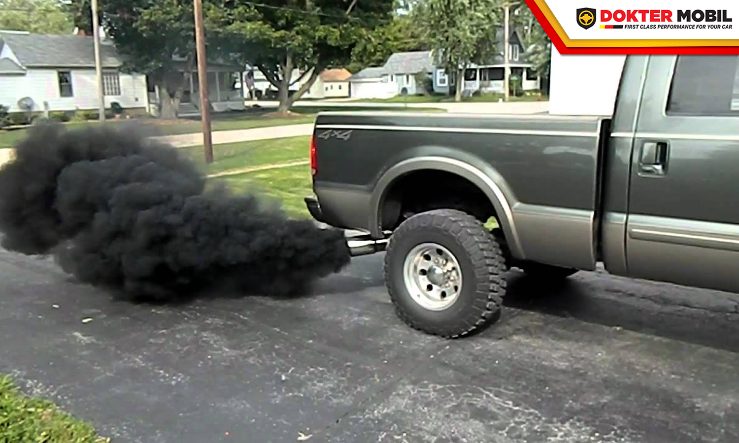 Черный дым при нагрузке. Чёрный дым из выхлопной трубы. Выхлоп машины. Черная машина в дыму. Дизельный выхлоп.
