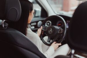 Inilah Tips Berkendara Mobil untuk Wanita Paling Tepat