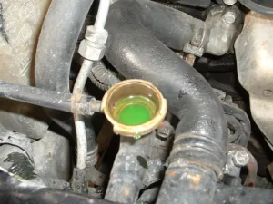 Cek Keamanan Coolant Radiator Mobil Dicampur Air