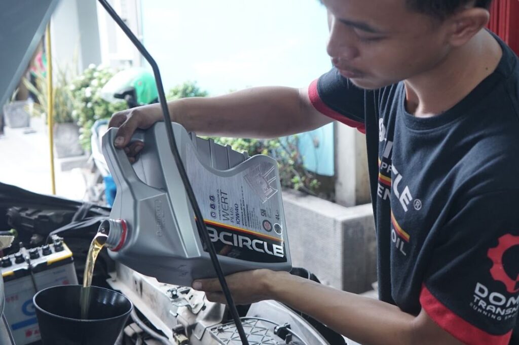 Mengulik Perbedaan Oli Mobil dan Oli Motor